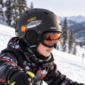 Kask Narciarski Snowboardowy Dziecięcy COPOZZ Czarny Rakieta z Daszkiem